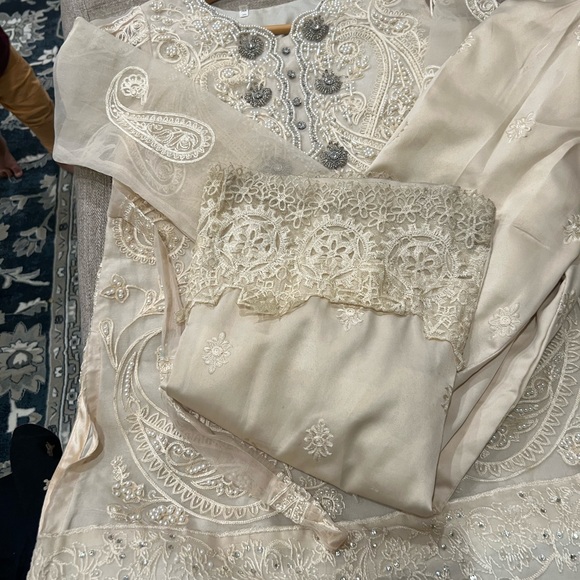 Like new girl 6  to 7 party dresses  Pakistani boutique - Picture 10 of 11